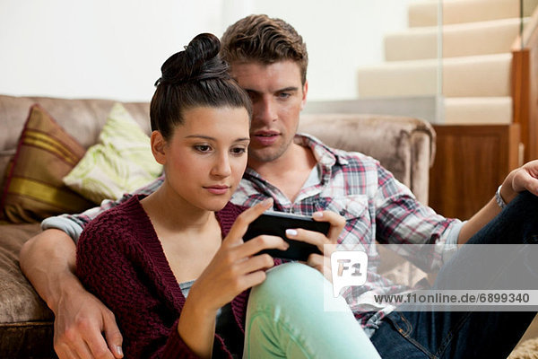 Junges Paar mit Smartphone