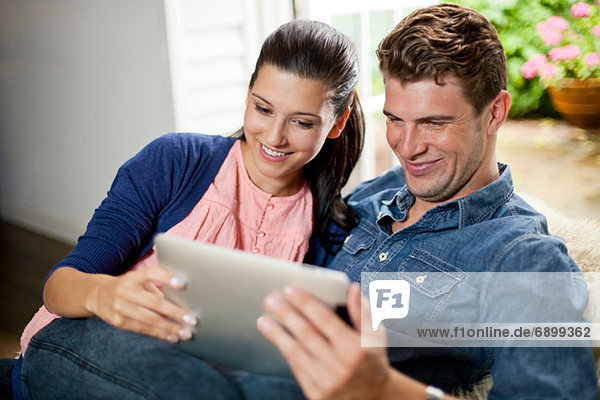 Junges Paar mit digitalem Tablett