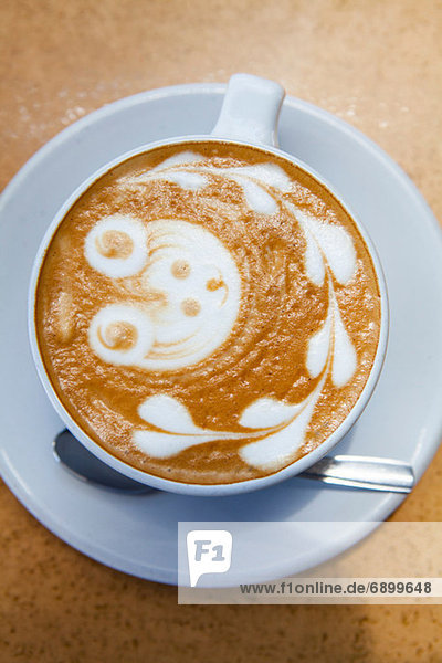 Teddybär und Herzformen in Kaffeeschaumstoff