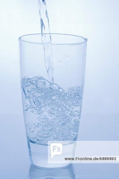Gießen eines Glases Wasser