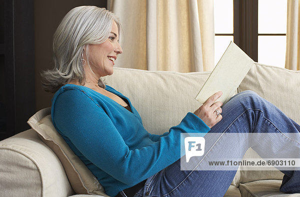 Frau Lesung Buch über Sofa
