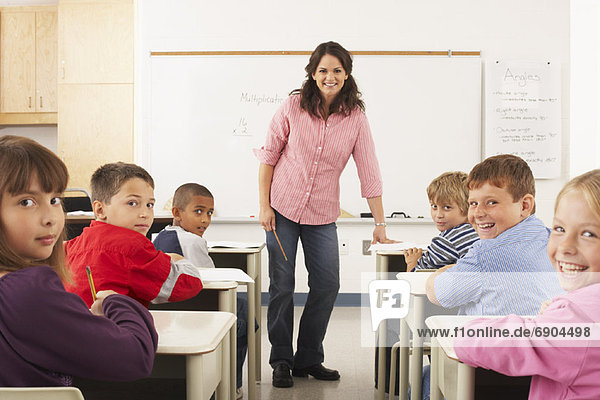 Studenten und Lehrer im Klassenzimmer