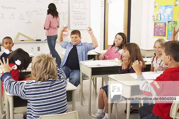 Studenten und Lehrer im Klassenzimmer