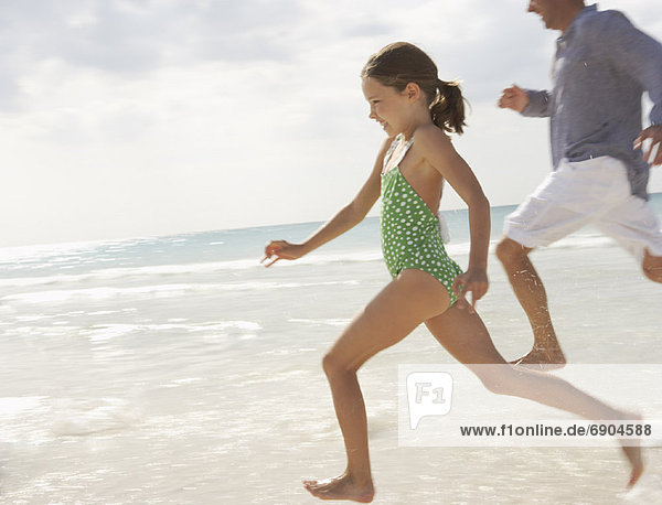 Strand Menschlicher Vater rennen vorwärts Tochter