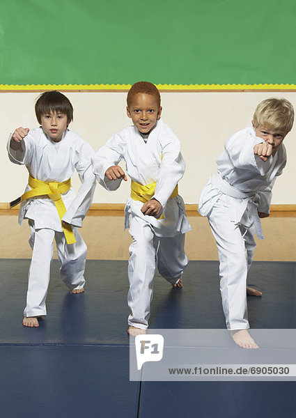Junge - Person  üben  Karate