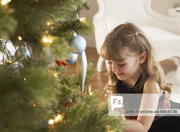 sitzend Weihnachtsbaum Tannenbaum Mädchen