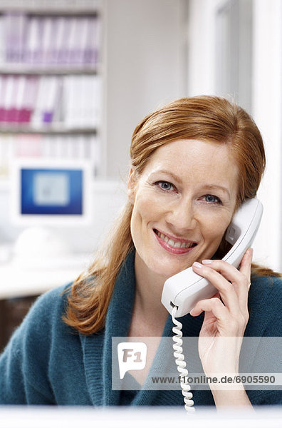 Geschäftsfrau über Telefon