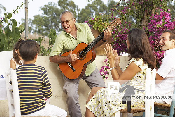 Außenaufnahme  sitzend  Mann  Fröhlichkeit  Gitarre  freie Natur  spielen