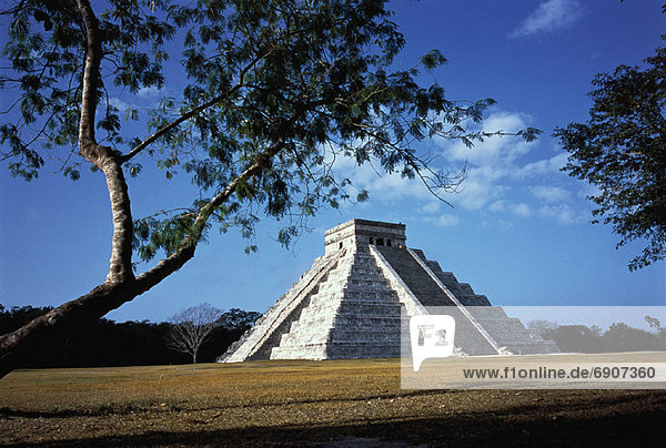 El Castillo Pyramid Yucatan  Chichen Itza  Mexico