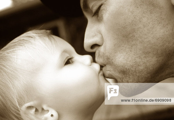 Menschlicher Vater  küssen  Close-up  close-ups  close up  close ups  Baby