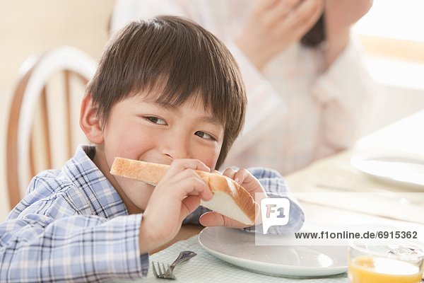 Junge - Person  Brot  Scheibe  essen  essend  isst