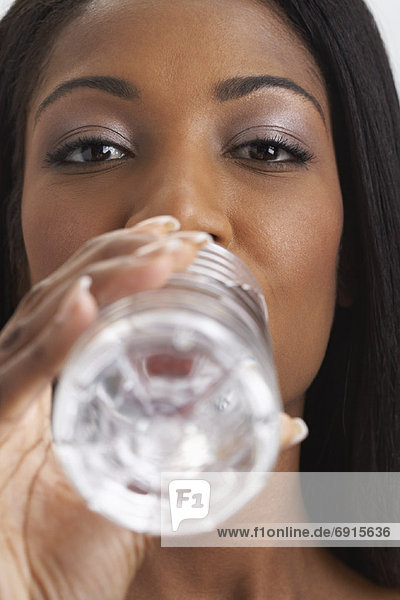 Frau trinkt Mineralwasser