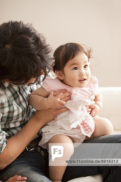 sitzend auf dem Schoß sitzen Menschlicher Vater Mädchen Baby