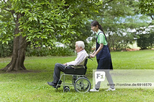 Senior  Senioren  Mann  arbeiten  geselliges Beisammensein  Rollstuhl