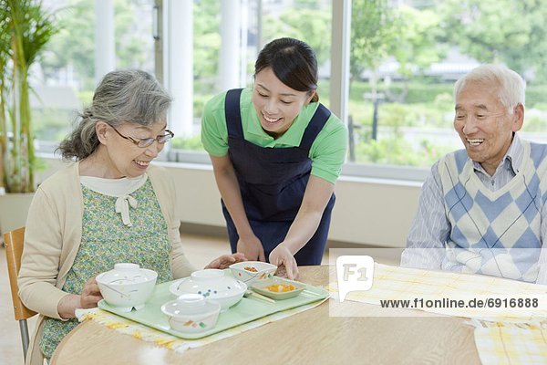 Senior Senioren Frau geben Lebensmittel