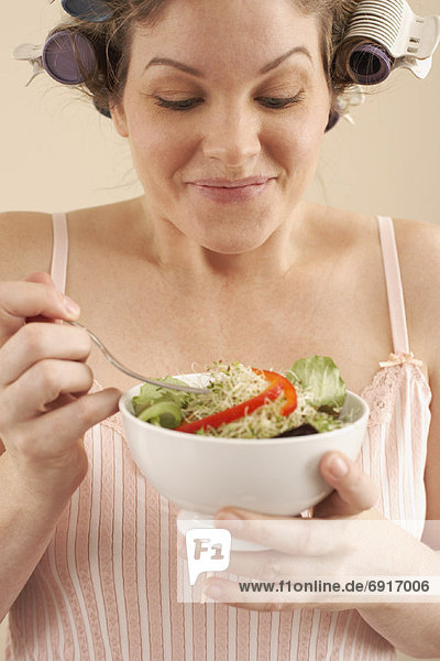Frau Essen Salat