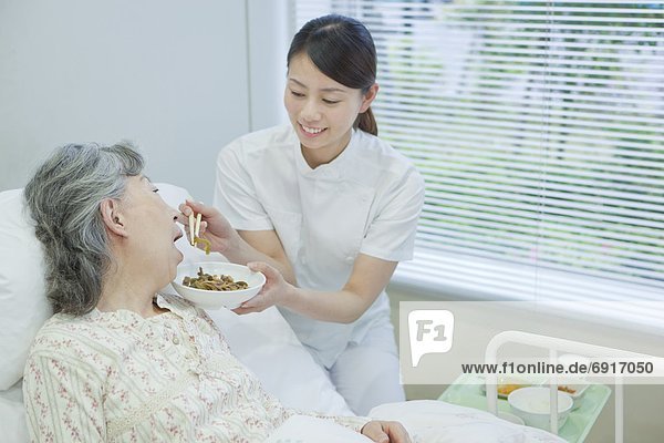 hoch  oben  Senior  Senioren  Frau  Hilfe  Bett  Honshu  Japan