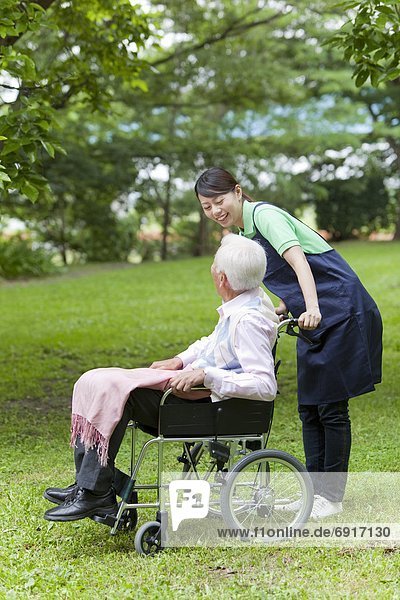 Senior  Senioren  Mann  schieben  arbeiten  Gesundheitspflege  Tokyo  Hauptstadt  Honshu  Japan  Rollstuhl