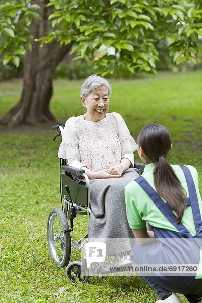 Senior  Senioren  Frau  sprechen  arbeiten  Gesundheitspflege  Tokyo  Hauptstadt  Honshu  Japan  Rollstuhl
