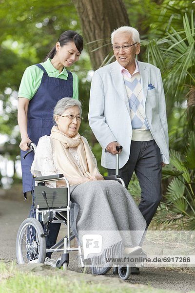 Senior  Senioren  Frau  schieben  arbeiten  Gesundheitspflege  Tokyo  Hauptstadt  Honshu  Japan  Rollstuhl