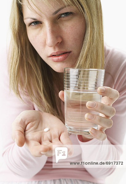 Wasser  Frau  Glas  halten  Pille