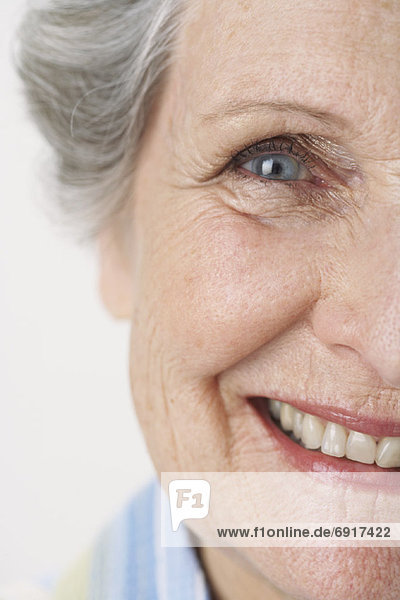 Portrait Senior Frau lächelnd