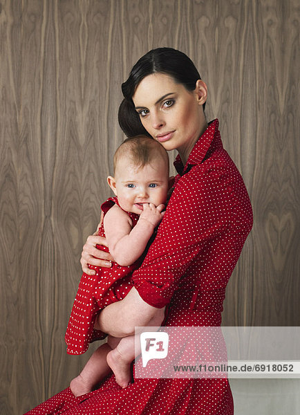 Mutter hält Baby