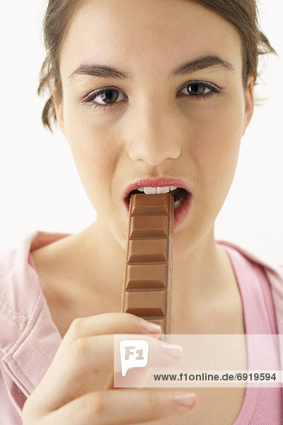 Mädchen essen Schokolade