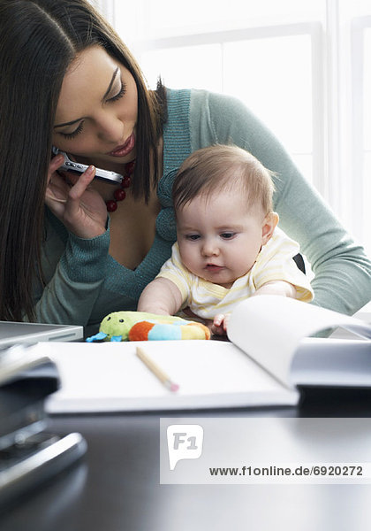 Handy  sprechen  auf dem Schoß sitzen  Mutter - Mensch  Baby