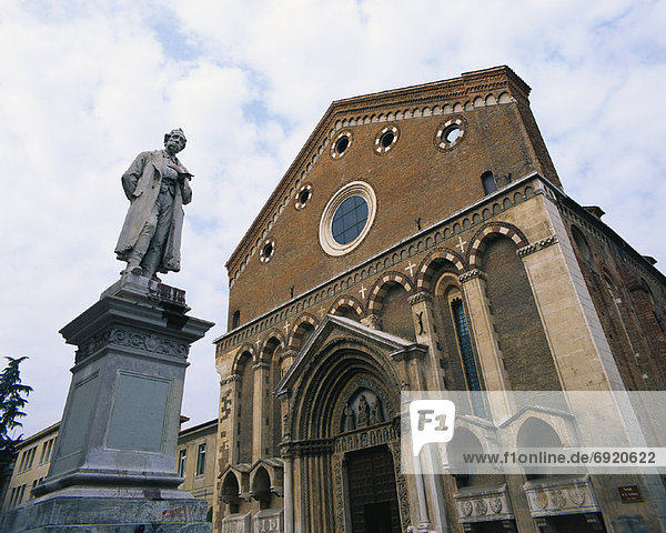Statue and Building  San Lorenzo  Vicenza  Veneto  Italy