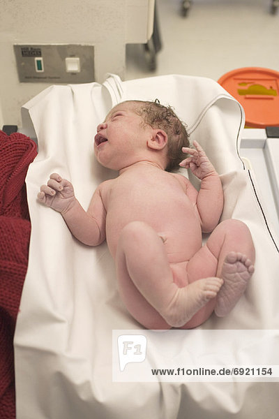 Neugeborenes  neugeboren  Neugeborene  Zimmer  bringen  Baby