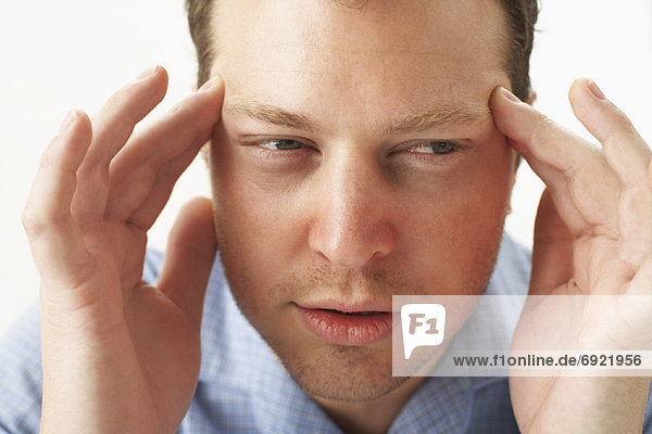 Mann mit Kopfschmerzen