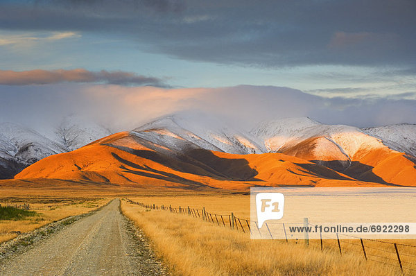 Road to Mountains,  Hawkdun Range,  Otago,  South Island,  New Zealand