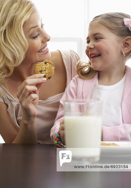 Tochter  Keks  essen  essend  isst  Mutter - Mensch  Milch