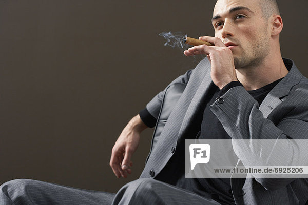 rauchen rauchend raucht qualm qualmend qualmt Mann Zigarre