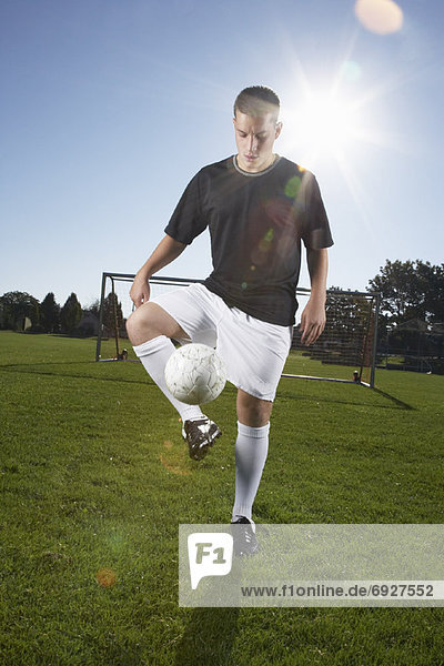 Mann Fußball spielen