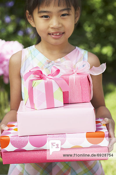 Geburtstagsgeschenk  halten  Geburtstag  Mädchen