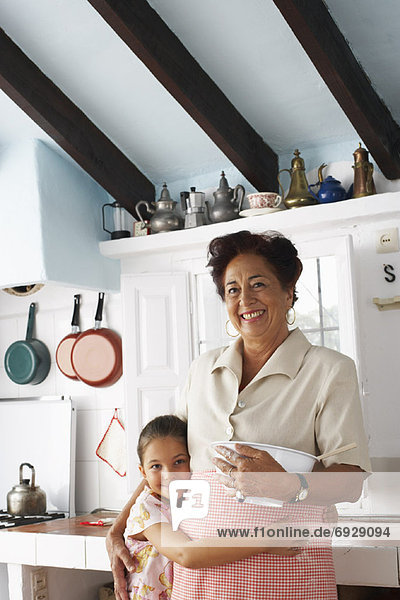 Großmutter und Enkelin in Küche