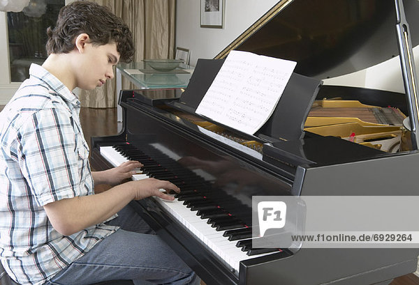Boy spielen Klavier