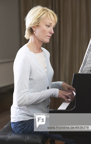 Frau spielen Klavier