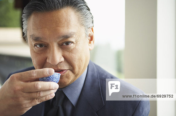 Portrait Mann trinken Tee