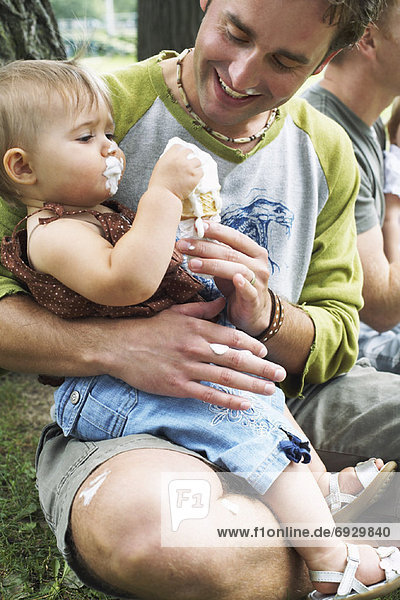 kegelförmig  Kegel  Eis  essen  essend  isst  Baby  Sahne