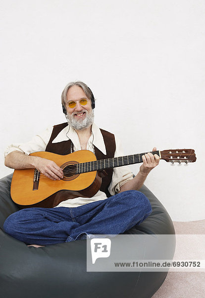 Portrait  Mann  Gitarre  spielen