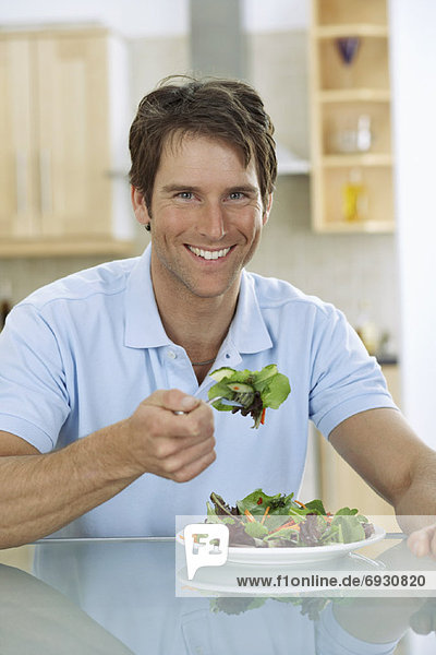 Mann Salat essen essend isst
