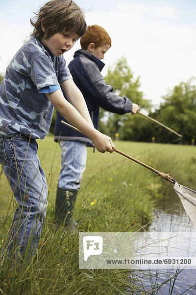 Junge - Person  angeln  Teich