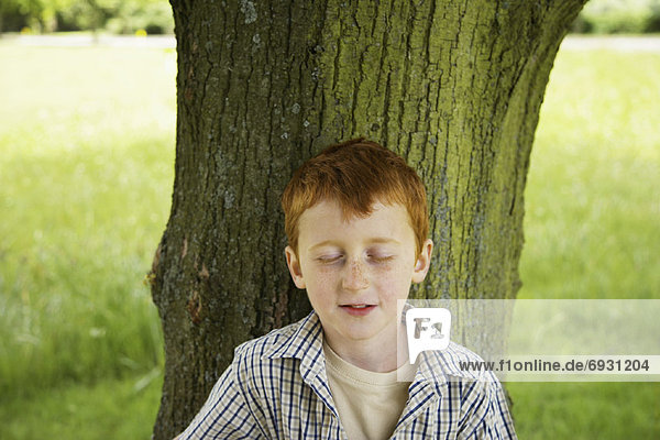 stehend  Junge - Person  Baum  frontal