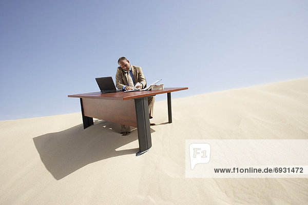 Schreibtisch Geschäftsmann hoch oben Sand Düne