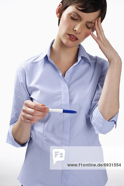Woman Holding Schwangerschaftstest