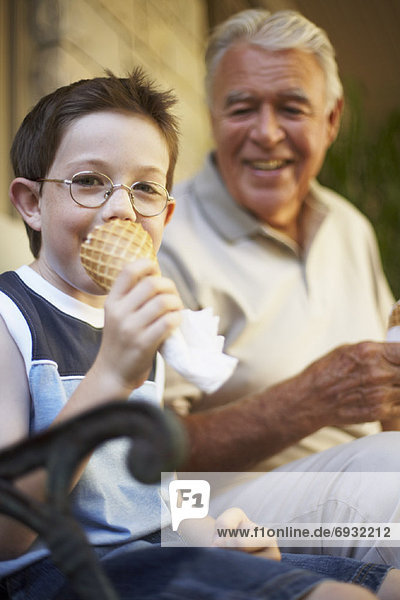 kegelförmig  Kegel  Eis  Enkelsohn  Großvater  essen  essend  isst  Sahne