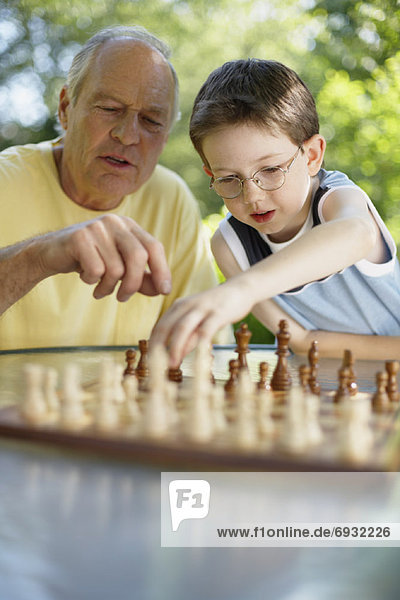 Enkelsohn Großvater Schach spielen